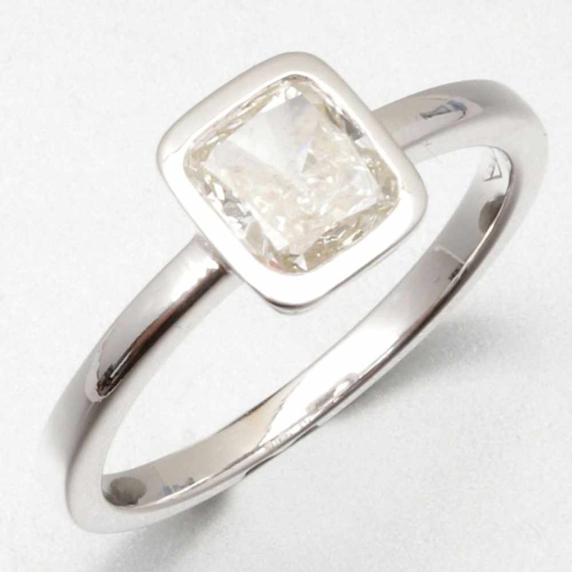 Solitär-Diamantring750/- Weißgold, ungestempelt. Gewicht: 2,6g. 1 Diamant von 0,90ct (H/si).