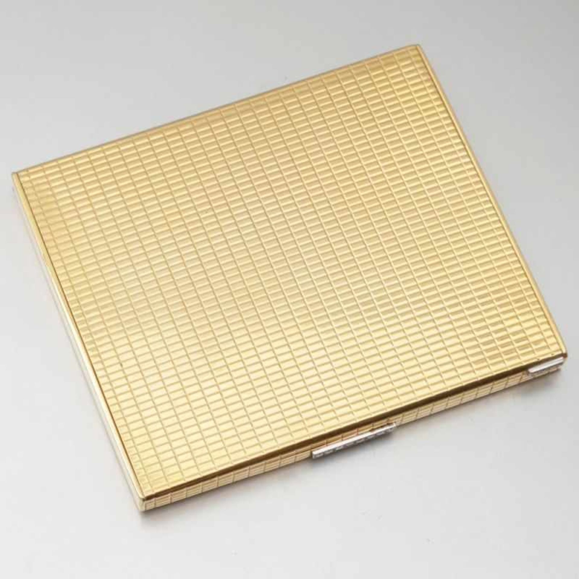 Goldenes Zigaretten-Etui750/- Gelbgold, gestempelt. Gewicht: 208,6g. Punze: EB. 8 Brillanten zus.