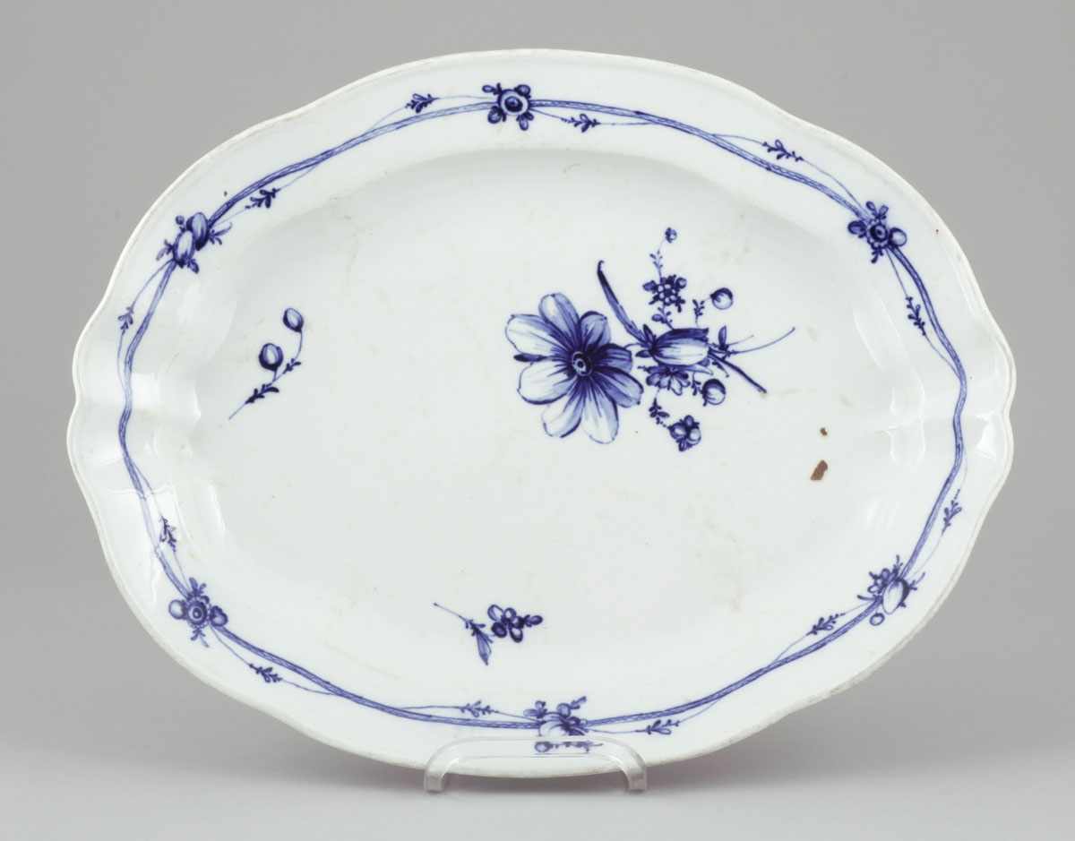 Ovale PlatteFürstenberg, um 1770. - Blumenbukett und Girlande in Blau - Porzellan, weiß, glasiert.