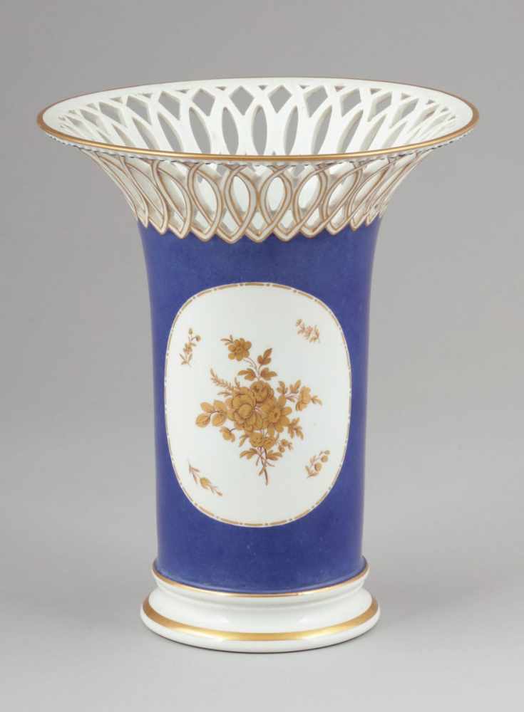 Vase mit durchbrochen gearbeitetem RandStaatliche Porzellan Manufaktur, Nymphenburg ab 1923. -