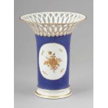 Vase mit durchbrochen gearbeitetem RandStaatliche Porzellan Manufaktur, Nymphenburg ab 1923. -