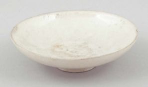 Flache SchaleChina, Song Dynastie. Heller Scheben. Glasiert. H. 4 cm. D. 15 cm.