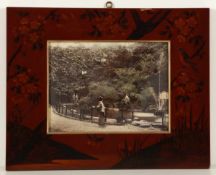 Paar FotografienJapan, Anfang 20. Jahrhundert. Fotografien 20 x 26 cm. Bemalter Lackrahmen 34,5 x 44