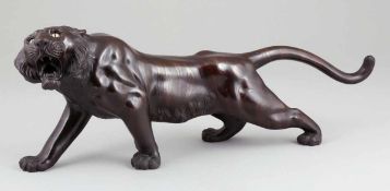 Sumatra-TigerJapan, Anfang 20. Jahrhundert. Bronze. L. 55 cm. Bez. In voranschreitender Haltung