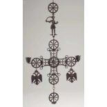 Hängeleuchter als KreuzOsteuropa, um 1900. Wohl Messing, dunkel patiniert. 70 x 33 cm. Kreuzförmig
