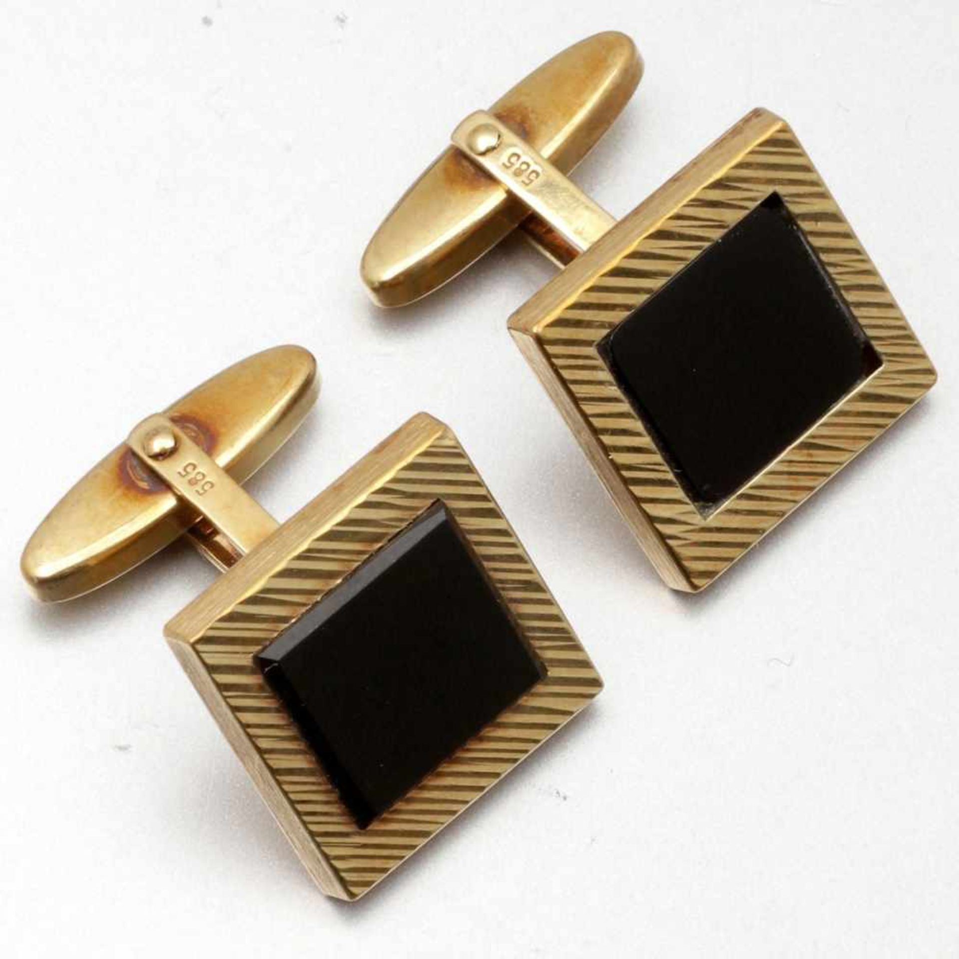 Paar Manschettenknöpfe mit Onyx585/- Gelbgold, gestempelt. Gewicht: 9,7g. 2 Onyx. L. 1,7 cm. B. 1,