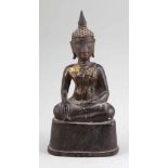 BuddhaThailand/Chieng Saen, wohl 14. Jahrhundert. Bronze. Restvergoldung. H. 18 cm. Sitzender Buddha