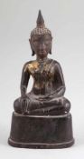 BuddhaThailand/Chieng Saen, wohl 14. Jahrhundert. Bronze. Restvergoldung. H. 18 cm. Sitzender Buddha