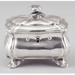 Biedermeier ZuckerdoseUm 1840. Silber. Punzen: verschlagen. 11,5 x 12 x 9 cm. Gew.: 188 g. Innen