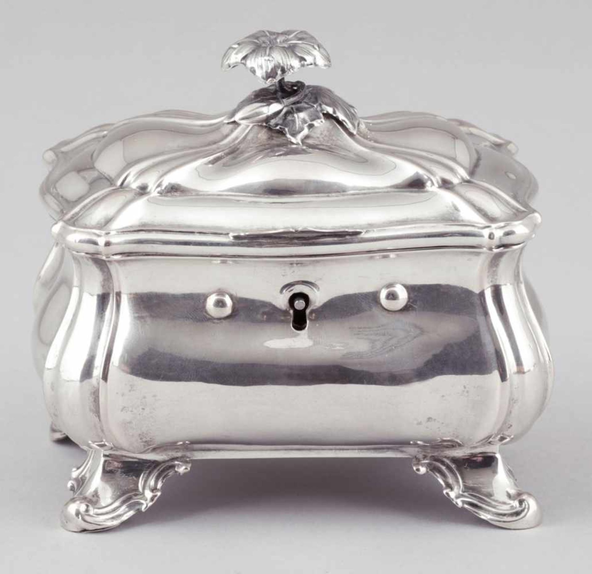 Biedermeier ZuckerdoseUm 1840. Silber. Punzen: verschlagen. 11,5 x 12 x 9 cm. Gew.: 188 g. Innen