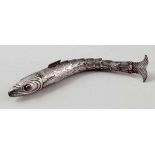 Seltener Gliederfisch für NähzeugNorddeutschland, um 1820. Silber. Glassteinbesatz. L. 14,5 cm.