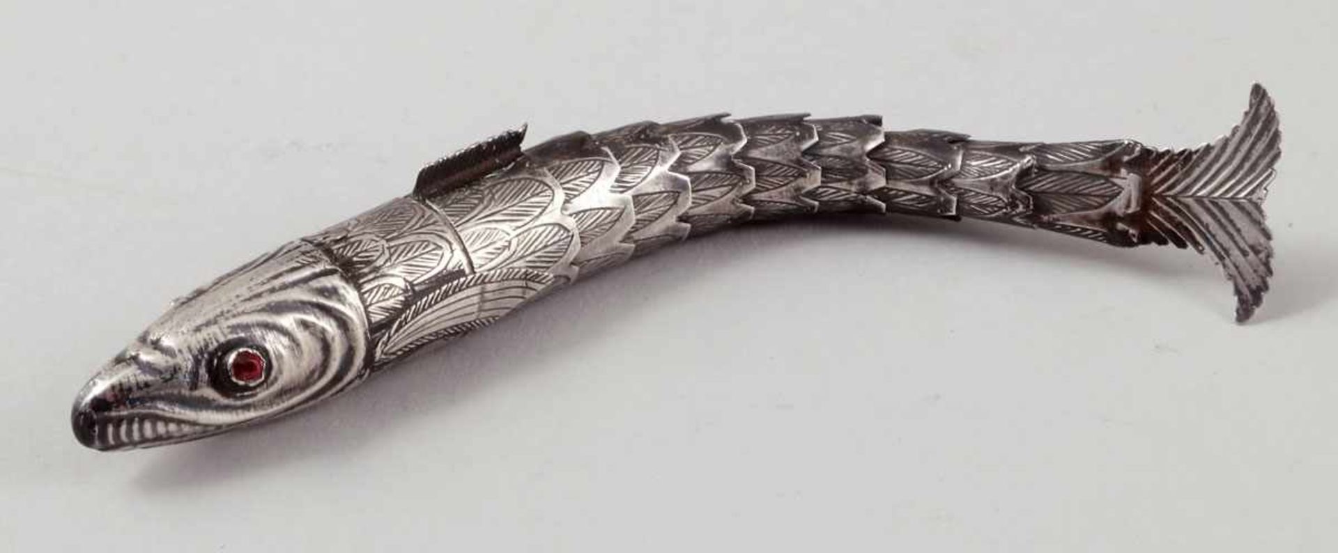 Seltener Gliederfisch für NähzeugNorddeutschland, um 1820. Silber. Glassteinbesatz. L. 14,5 cm.