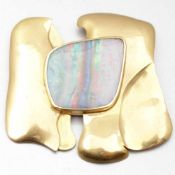 Moderne Opal BroscheUm 1970. 585/-Gelbgold, gestempelt. Gewicht: 35,3g. Punze: HS (ligiert). Opal (