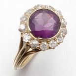 Ring mit Amethyst und Diamanten585/- Gelbgold, ungestempelt, geprüft. Gewicht: 5,3g. 1 Amethyst im