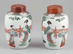 Paar IngwertöpfeChina, 19. Jahrhundert. Porzellan. Polychrom bemalt. Holzdeckel- und sockel. H. ohne