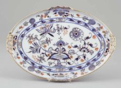 Ovales TablettKönigliche Porzellan Manufaktur, Meissen 1850-1888. - Zwiebelmuster mit Rot und Gold -