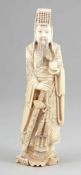 OkimonoChina, 19. Jahrhundert. Elfenbein. H. 29,5 cm. Bodenmarke. Geschnitze Figur eines Generals
