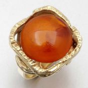 Ring mit Bernstein-Cabochon585/- Gelbgold, gestempelt. Gewicht: 11,7g. Bernstein-Cabochon-Schliff (