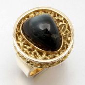 Ring mit Achat-Cabochon585/- Gelbgold, gestempelt. Gewicht: 15,6g. Achat-Cabochon-Schliff. Ringgröße
