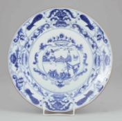 Großer TellerChina, wohl Kangxi Periode. Porzellan. Blaue Unterglasurmalerei. D. 38 cm. Ungemarkt.