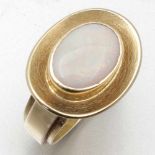 Ring mit Opal585/- Gelbgold, gestempelt. Gewicht: 8,2g. 1 Opal im Cabochonschliff. Ringgröße 54.