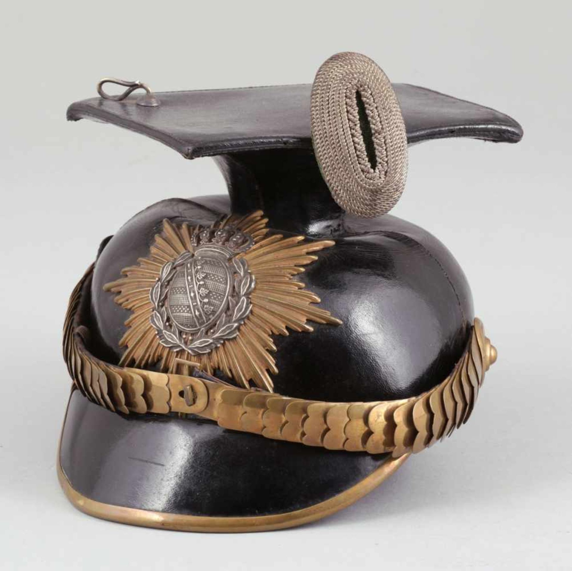 Tschapka für Einjährig-Freiwillige im Ulanen-RegimentSachsen, um 1900. Leder. Metallbeschläge mit