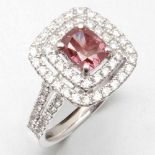 Rosa Solitär Diamant-Ring750/- Weißgold, gestempelt. Gewicht: 5,2g. 1 Diamant im Radiant-Schliff 1,