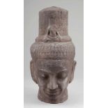 Kopf des Jayavarman VIISteingemisch. H. 53 cm. Jayavarman VII gilt als bedeutenster König von Angkor