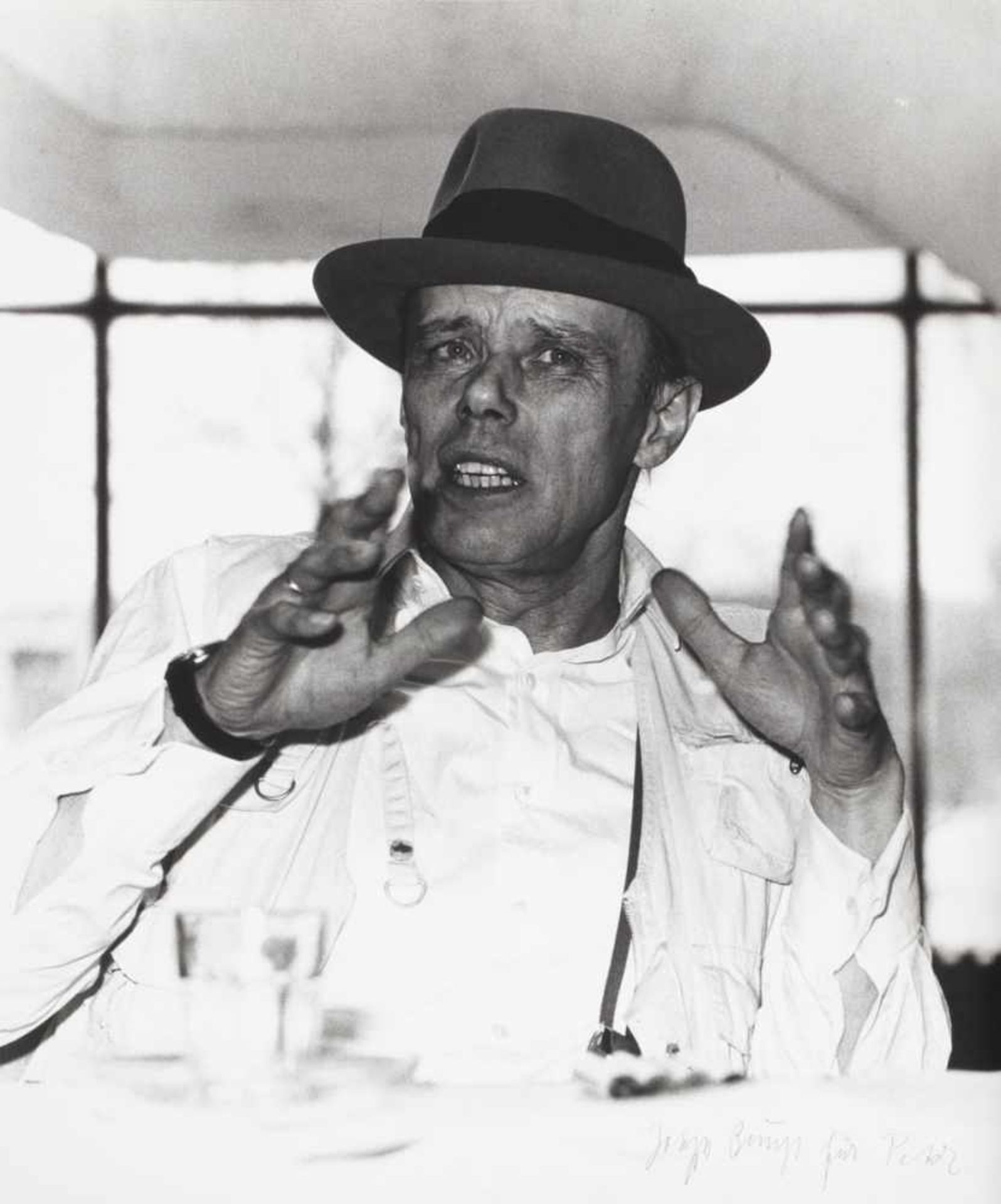 Joseph Beuys1921 Krefeld - 1986 Düsseldorf - Josepf Beuys - SW-Fotografie/Papier. 60,8 x 50,9 cm.