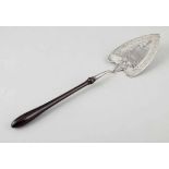 Empire HeberUm 1810. 750er Silber. Punzen: Herst.-Marke, 12. L. 38,5 cm. Gew.: 80 g.