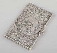 Etui mit ewigem KalenderUm 1900. Silber. 0,5 x 8 x 5 cm. Gew.: 96 g. Innen zwei Fächer für Fotos.