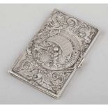 Etui mit ewigem KalenderUm 1900. Silber. 0,5 x 8 x 5 cm. Gew.: 96 g. Innen zwei Fächer für Fotos.