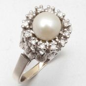 Ring mit Perle585/- Weißgold, gestempelt. Gewicht: 6,3g. 1 Perle (D. 0,74cm). 12 Diamanten im 8/