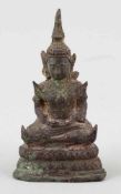 BuddhaThailand, um 1900. Bronze. H. 9,5 cm. - Zustand: Kl. Besch. am Kopfschmuck.