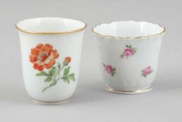 Becher und ÜbertopfStaatliche Porzellan Manufaktur, Meissen 1953-1957 und 1989. - Blume (Ranunkel)