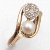 Kleiner Ring mit Perle und Diamanten333/- Rosegold, ungestempelt, geprüft. Gewicht: 2,2g. 1 Perle (