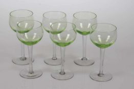 6 WeingläserJugendstil, um 1900. Fuß und Schaft aus farblosem Glas. Kuppa aus grünem Uranglas. H.