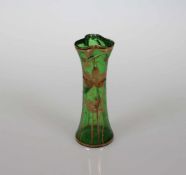 Vase mit kleeblattartigem RandUm 1920. Grünes Glas. Blüten in Reliefgold. Goldrand. Abriss. In