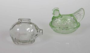1 Sparschwein und 1 Deckeldose als HennePressglas: Farbloses Uranglas (UV gelb). H. 9 cm, L. 11,5