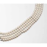 Vierreihiges Perlen-Armband750/- Weißgold, gestempelt. Gewicht: 37,8g. Punzierung: JKa. 116