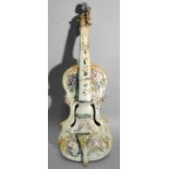 Objekt als ViolineKeramik. Glasiert. Polychrom bemalt. L. 51 cm. - Zustand: Rest. - Prov.: