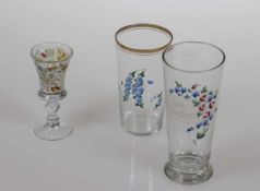 1 Schnapsglas und 2 AndenkengläserUm 1900 u.a. Farbloses, leicht blasiges Glas. Polychrom dekoriert.