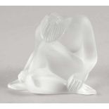 Statuette Nude DreamLalique, Wingen-sur-Moder. Farbloses Glas, formgepresst, z. T. mattiert. Unter