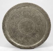 Große PlatteWohl Persien, 19. Jh. Zinn. D. 98 cm. Verso mit Hängevorrichtung. Leicht ber. Zierplatte