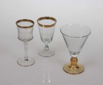 2 unterschiedliche Weingläser und 1 CocktailglasFarbloses Glas. Schaft aus Pressglas. Kuppa aus