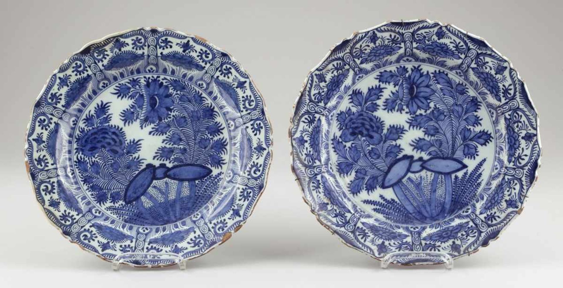 2 große TellerJustus Brouwer, De Porceleyne Bijl, Delft 1764-1776. - Floralmuster nach asiatischem