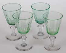 4 WeingläserUm 1860. Fuß und Schaft mit Nodus aus farblosem Glas. Kuppa aus grünem Uranglas. Kuppa