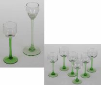 2 unterschiedliche Likörgläser und 6 kleine WeingläserUm 1900 u.a. Fuß und Schaft aus grünem Glas.