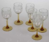 6 Weingläser- Blätter mit Kreis - Fuß und Schaft aus bernsteinfarbigem Glas. Längsoptisch gerippte