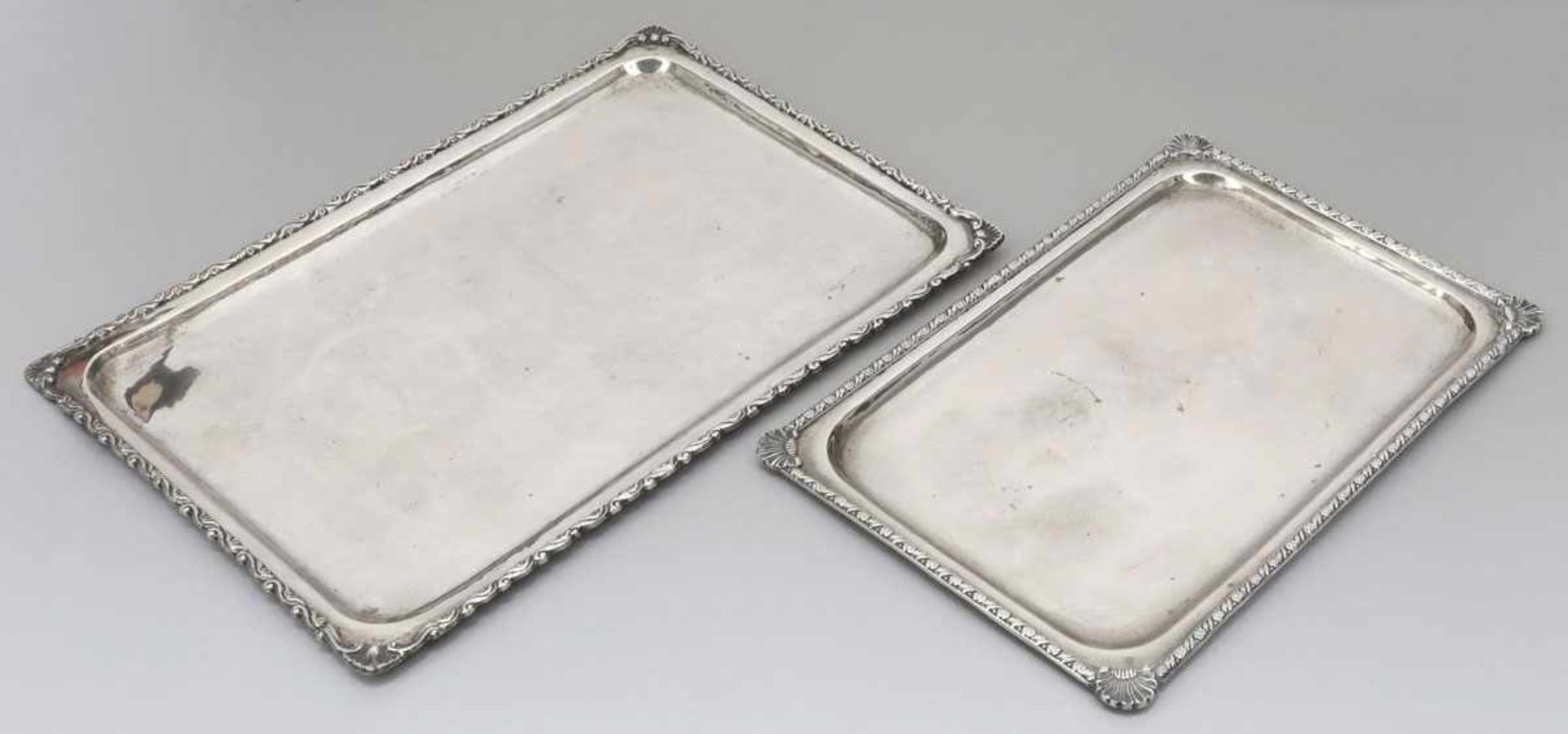 2 Tabletts800er Silber. Punzen: 800. Gew.: 950 g. 1 Tablett 1,3 x 35 x 23 cm. 1 Tablett ,1,3 x 29
